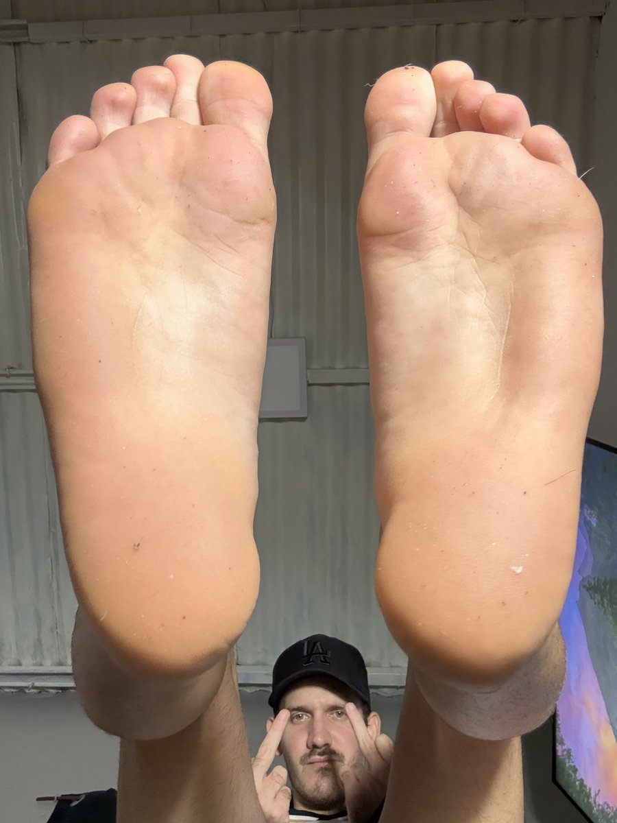 davidsonhot10's tweet photo. Enjoy the view under my huge soles. https://t.co/jdNGHopN6m