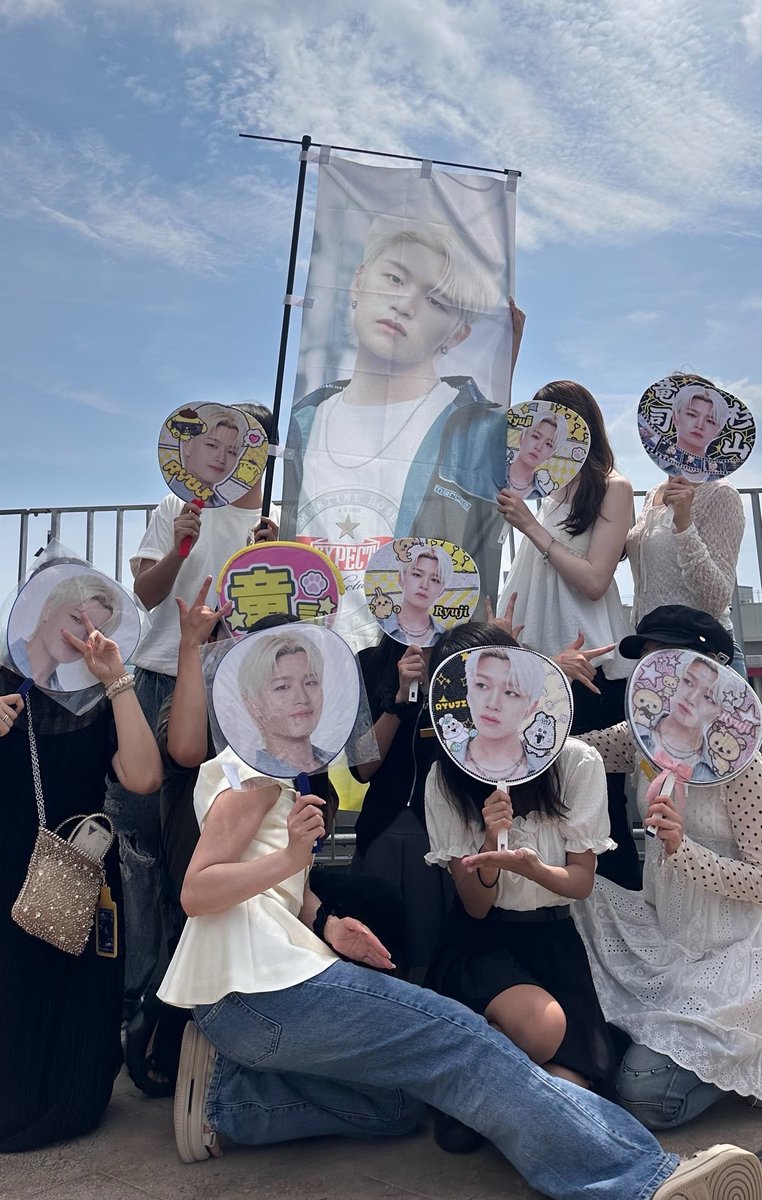 H8a_7's tweet photo. 竜星群9人も集まってフラッグ撮れたの凄い嬉しかった‼️亮賀の所に突っ込んでたかもごめんなさい😭デコうちわも並べれたし
色々短い時間だったけどお喋りできて嬉しかったよー✨️✨️✨️また次の現場で会おうね‼️約束です👊👊👊結局チケあるの1日だけなのに楽しすぎて全日参戦してた😸 https://t.co/KxZbAzEfCd