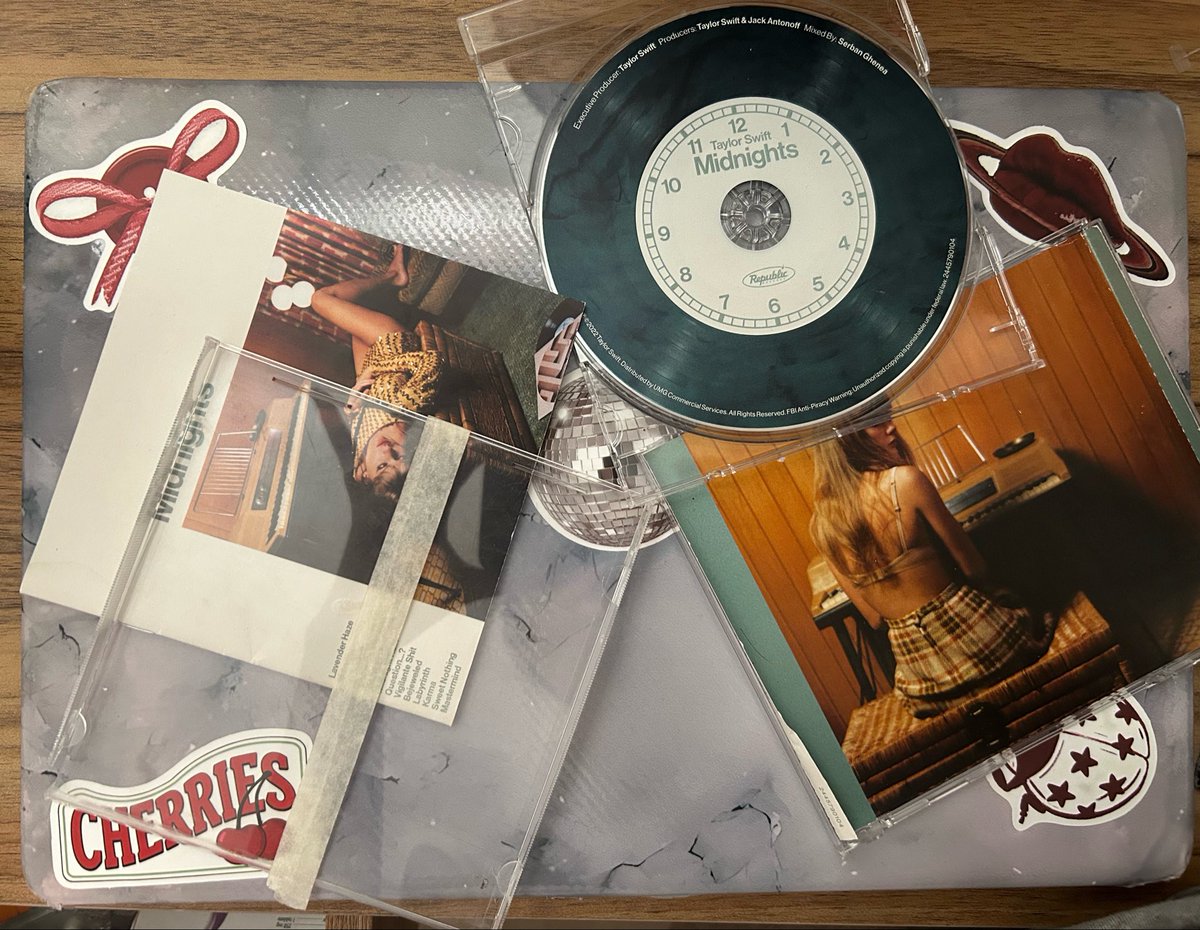 ths1rep's tweet photo. mi álbum de midnights está completamente destrozado lmao😞💔🥀 https://t.co/SoPZDYK8Ag
