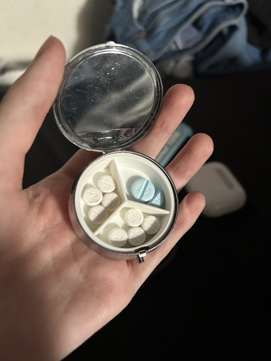 nightpalmtree's tweet photo. did 11mg lorazepam and 7.5mg percocet today 

ft. the yart and headphones 🥹
#drugtwt https://t.co/8Os7I4UvAI