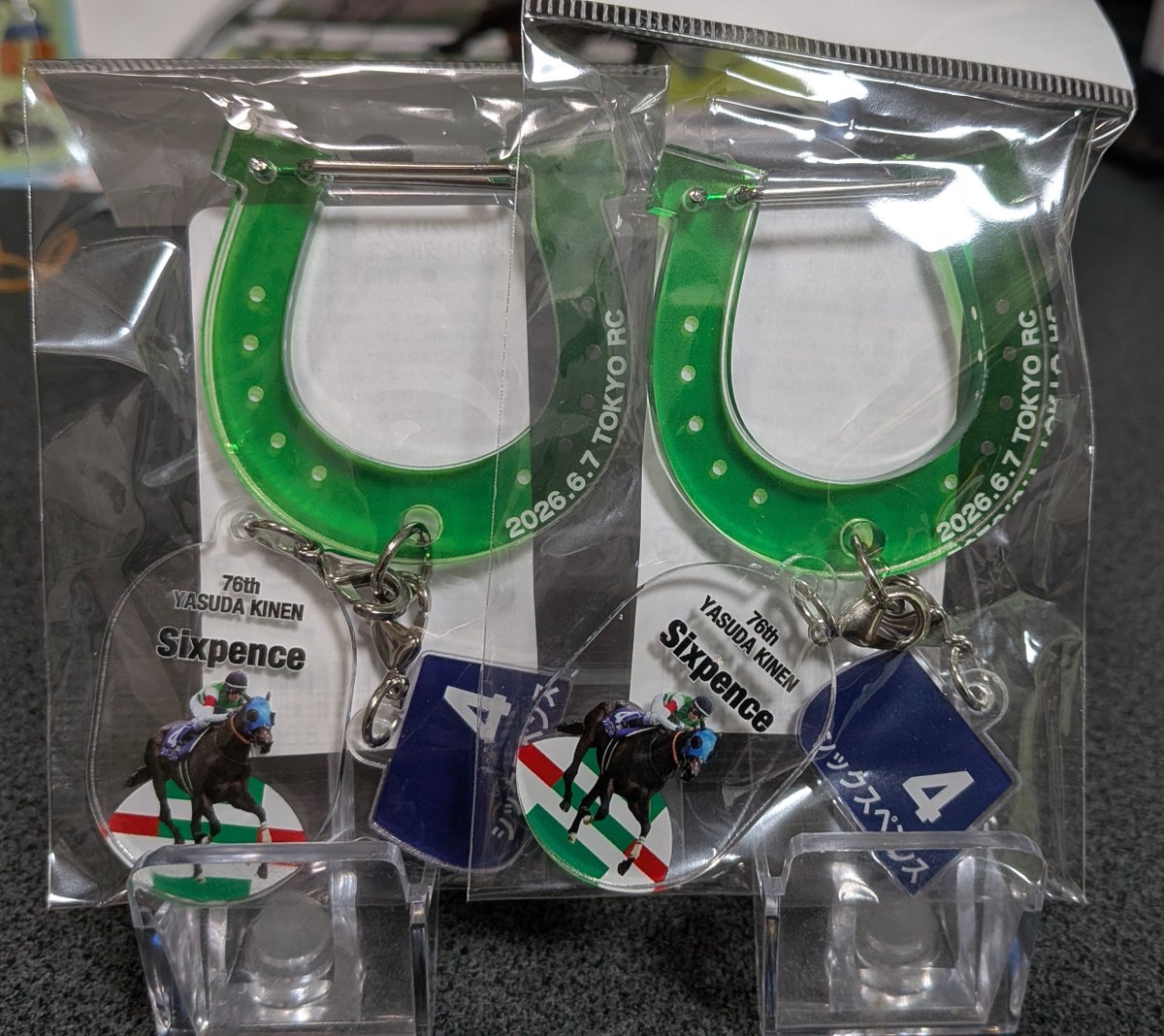 hoge_oh's tweet photo. おはようござい🐴す☀
シックスペンスのアクリルカラビナキーホルダー🏇先週からターフィーショップで発売中〜💸
シックスペンスの投稿ばかりでスミマセン🙇

今日は久しぶりに猛暑日になりそう🥵体調気を付けて良い一週間にしましょう😉👌 https://t.co/EyajU6hBDY