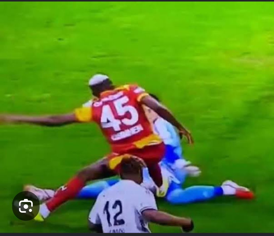 BLACKEAGLEMAN's tweet photo. @Besiktas Bazı karekter yoksunları çıkmış immboline nin pozisypnunda hak arıyolarlar kendilerine. Ulan karektersiz herifler. Senelerdir sizin yemediğiniz bk kaldımı bu ligde . Hatırladınız mı bu pozisyonu.. Ulan ligin en pislik futbolcusu sizde daha 1 tane kırmızı görmedi. Boş yapmayın https://t.co/yIV2bwYgJf