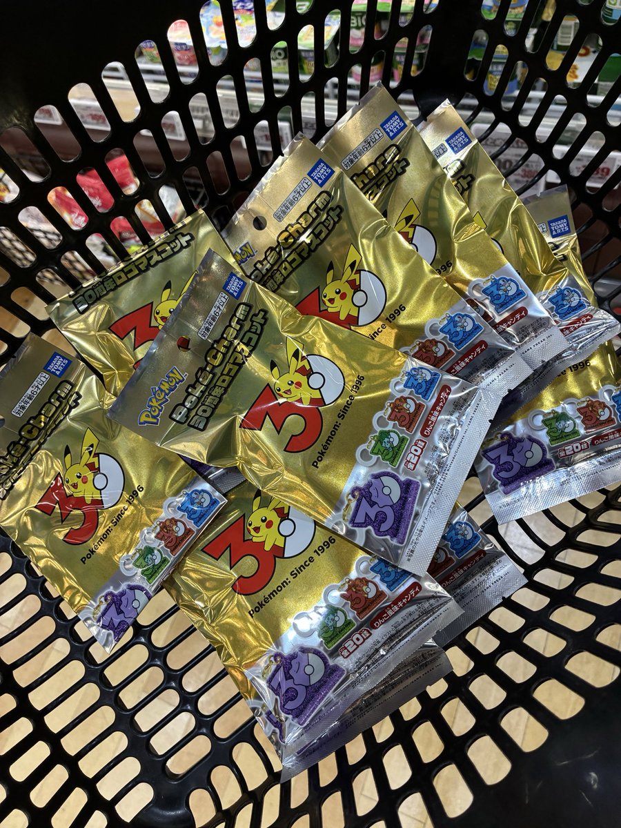 llatte7728's tweet photo. お、大人買い…朝ドンキにあった🤭
買えてよかった‼️家に帰って開けよう🤩
#ポケモンチャーム https://t.co/W4zLMYqgUD
