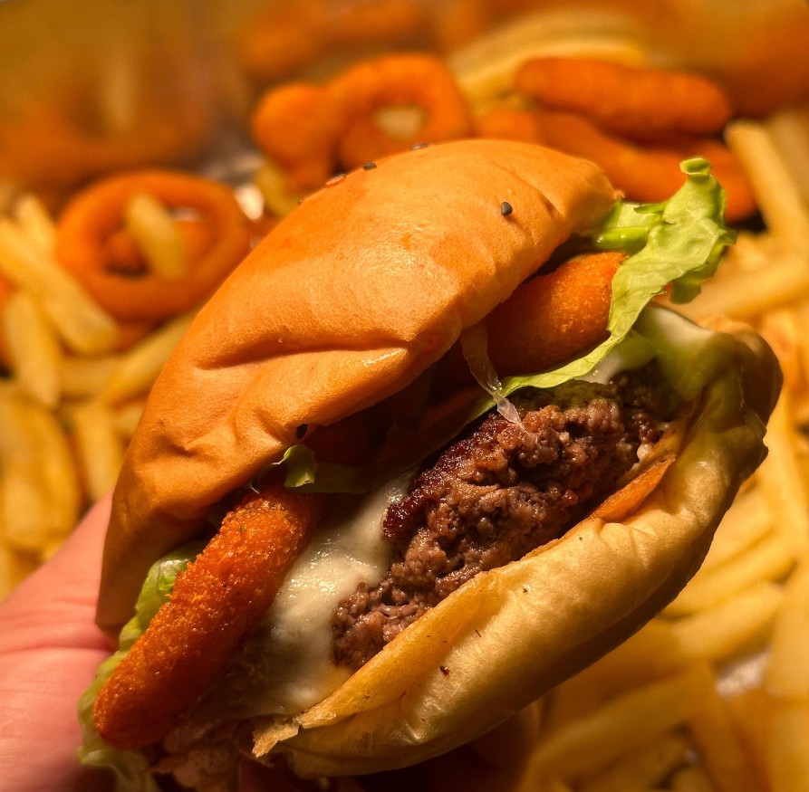 Mia55558's tweet photo. Carbs are justice, and the patty is the soul. Let’s wrap up the weekend with something high in calories. #Today’sIndulgence #AmericanBurger #WeekendMeals https://t.co/IpVJVN0yoa