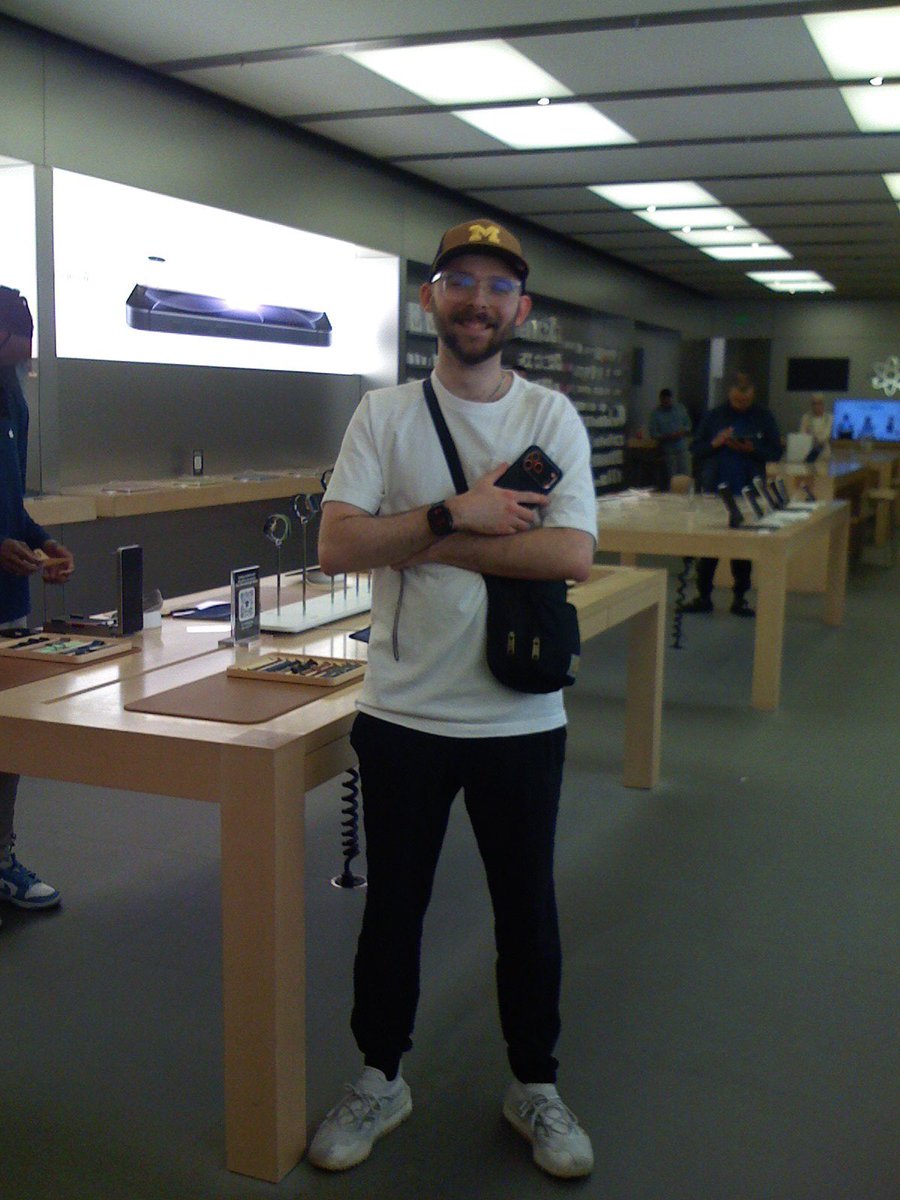 noahhermanyt's tweet photo. original iPhone vs iPhone 17 Pro Max 📸 https://t.co/WjtJ86lB0J