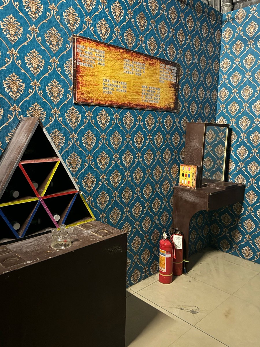 Levesqu14208887's tweet photo. Locked in a 80s retro-themed escape room with 20 mins on the clock! Can we crack the hidden clues before time’s up https://t.co/xL74X7F9mz