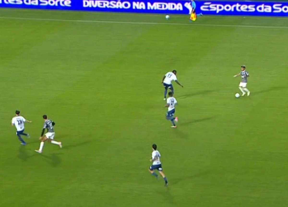 NJanfren's tweet photo. O Corinthians teve um contra ataque.

Reparem, apenas reparem no Kaio César ESTENDENDO A MÃO mostrando pro imbecil do Pedro Raul onde ele deveria atacar o espaço.

Resultado? Perdemos um ataque.

NÃO DÁ, É JOGADOR MAIS BURRO DO BRASIL. TIRA ESSA MERDA DINIZ. https://t.co/5YS4hfBpha