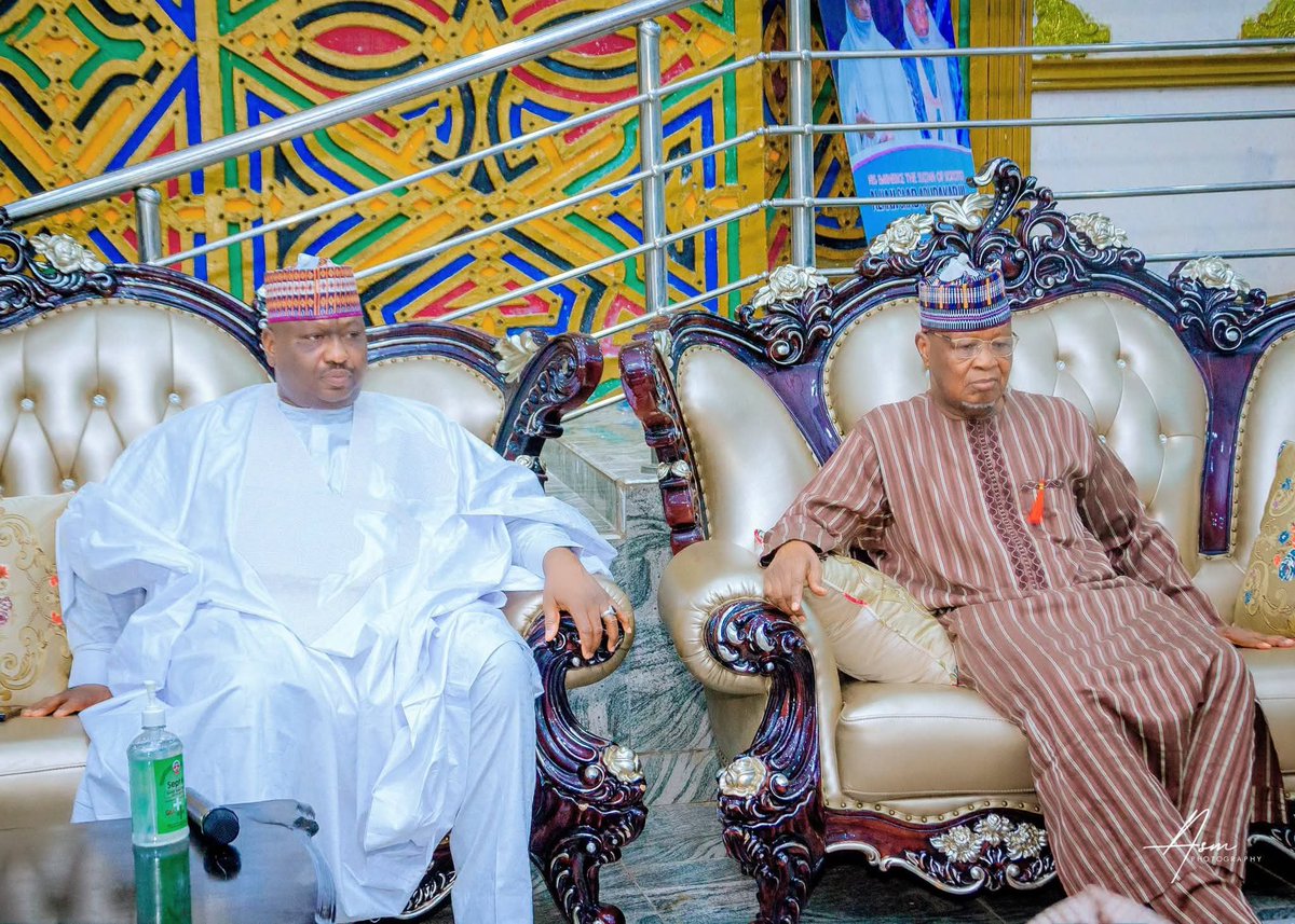 MukhtarBalaa's tweet photo. Kungiyar Jarma peace and stability.
Excos Na jaha da ciyamomi na local Gov't 23)  karkashin jagorachin Chairman na jaha Alh gandi salihu
Sunyi Ta'aziyyar Alh masur zagin jarman agidan Jarman Sokoto Dr Alh Ummarun kwabo AA MFR da Alh Murtala Abdulkadir anyi Addu'a🤲 ga margayi. https://t.co/dHp6WpLzL4