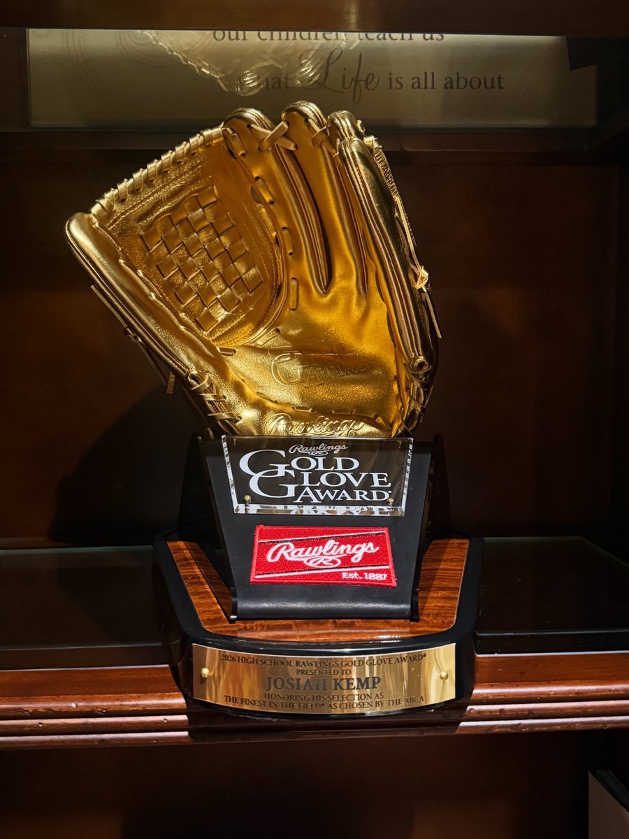 Josiah23Kemp's tweet photo. AGTG. Honored to receive this award!
#teamrawlings #finestinthefield #staygolden @RawlingsSports https://t.co/7mYtLa1G2G