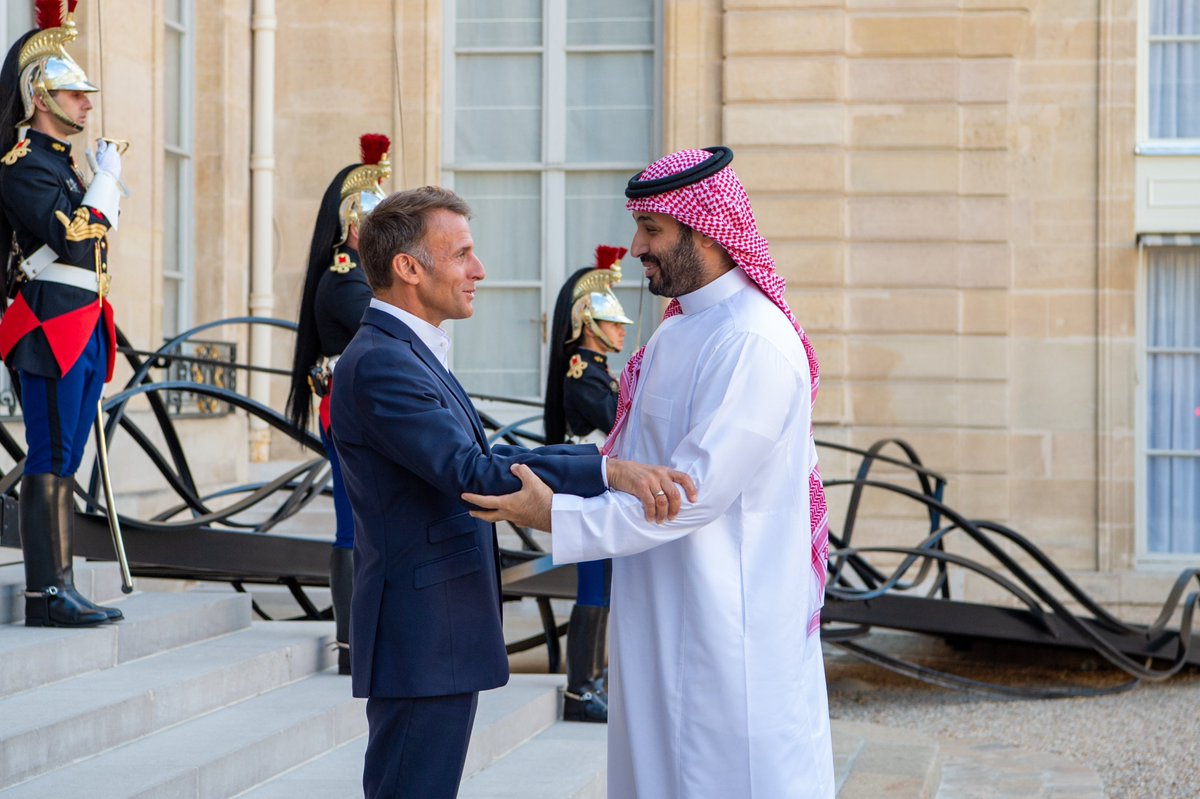 AJELNEWS24's tweet photo. عاجل 🔴 

لقاء ودي يجمع سمو #ولي_العهد بالرئيس الفرنسي، في قصر الإليزيه بالعاصمة الفرنسية باريس، قبيل انقعاد القمة السعودية الفرنسية اليوم الإثنين .

#محمد_بن_سلمان_في_باريس https://t.co/x7Hz0sOZ6H