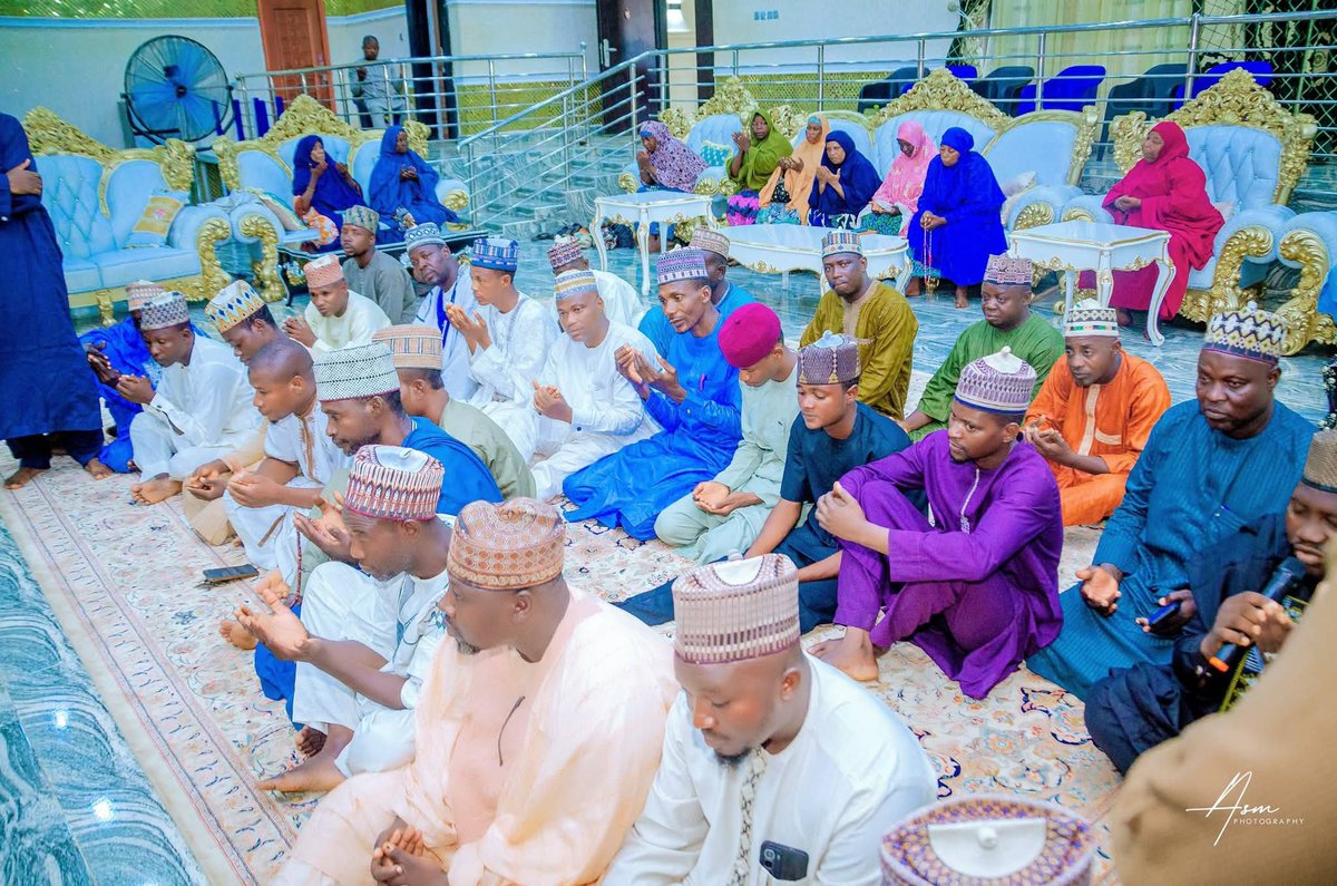 MukhtarBalaa's tweet photo. Kungiyar Jarma peace and stability.
Excos Na jaha da ciyamomi na local Gov't 23)  karkashin jagorachin Chairman na jaha Alh gandi salihu
Sunyi Ta'aziyyar Alh masur zagin jarman agidan Jarman Sokoto Dr Alh Ummarun kwabo AA MFR da Alh Murtala Abdulkadir anyi Addu'a🤲 ga margayi. https://t.co/dHp6WpLzL4