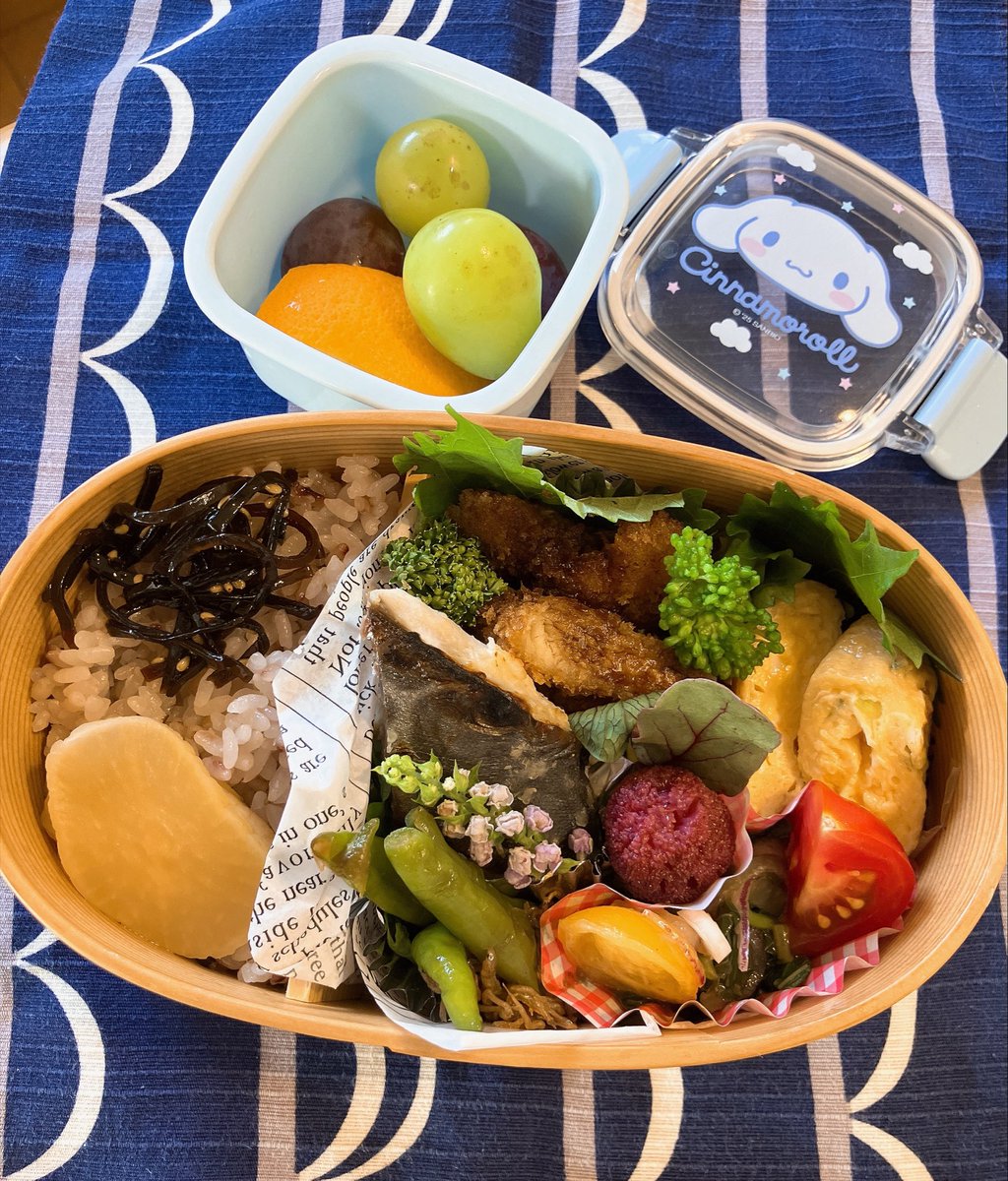 mebayumama29623's tweet photo. 今日の　#お弁当

＊チキンカツ
＊鰆西京漬け
＊自家製やまもも甘煮
＊ネギ入り卵焼き
＊万願寺しらすきんぴら
＊モロヘイヤとトマトのおかか和え
＊葡萄

#おうちごはん
#お弁当記録 https://t.co/MuCGWcD0zd