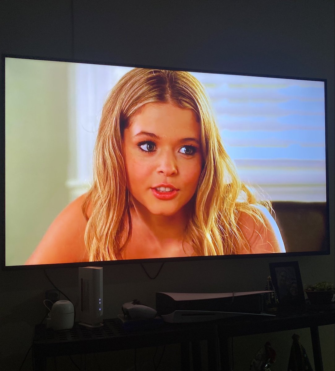 weblittleliars's tweet photo. assistindo episódio especial de halloween de pll pois não se fazem coisa boa igual antigamente. https://t.co/DsyWszwf8B