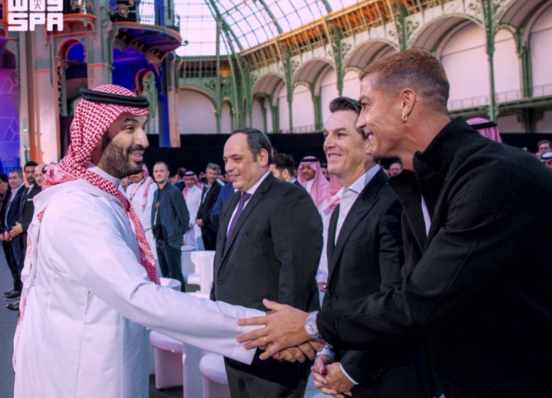 kaycatt2's tweet photo. #رونالدو ترك تمرينه ومشى.. ويتقاضى راتب عالي لأنه استثمار دولة #السعودية_العظمى 🇸🇦

يذهب لباريس من أجل تتويج أبطال كأس العالم للرياضات الإلكترونية، مشروع سعودي المنشأ وأحد استثمارات المملكة لتصديره للعالم.

رونالدو ترك تمرينه ومشى..
بينما مباراة فريقه يوم الثلاثاء.

عقود حب لتنفيذ مهام أخرى، لأجل السعودية.
والنصر لا يدفع الثمن.. بل يدعم خطوة بلد 💛🇸🇦
