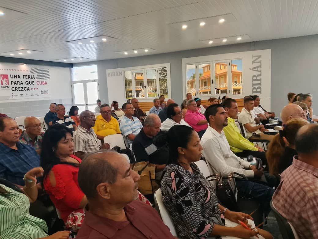 CubaMined's tweet photo. 🇨🇺 #CubaMined: Ministra @naimatrujillob chequea aseguramientos para curso 2026-2027 en Granma y Holguín, que inicia #1deSeptiembre. En medio del complejo escenario económico, se priorizan cobertura docente, uniformes, alimentación y recursos. Cada aula, una oportunidad. https://t.co/GsralLdYHr