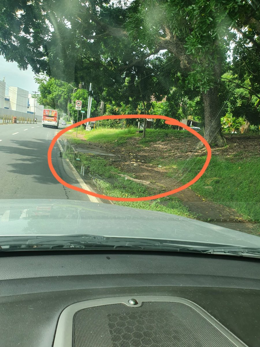Nanny1661's tweet photo. Este espacio de tierra, que se convierte en un charco de lodo, cuando llueve, es una parada de buses en la entrada del barrio Altos de Curundu, frente a las oficinas del Metro.  ¿Cómo pueden tratar así, a los clientes? @OficialMiBus @ATTTPanama @Mayer https://t.co/X0YvT9iI8X