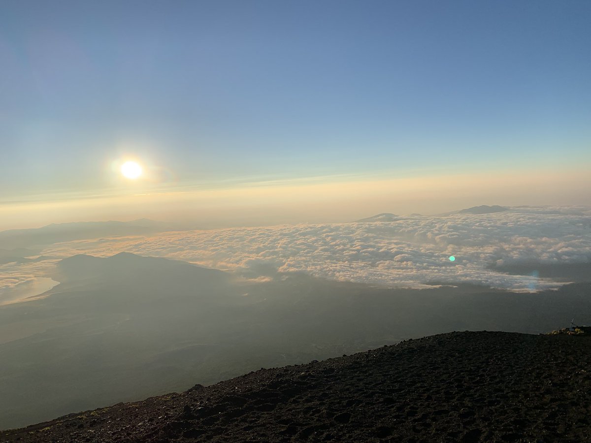 Ay_BONchan's tweet photo. 富士山下山中…昨日は土砂降りだったけど虹が見えた。今日は素晴らしいご来光と夜は夜景と星空もめっちゃ綺麗だった。なお高山病の兆候により今回の山頂は本八号目。登るのしんどいけどまた見たい https://t.co/iUumY6lcRZ