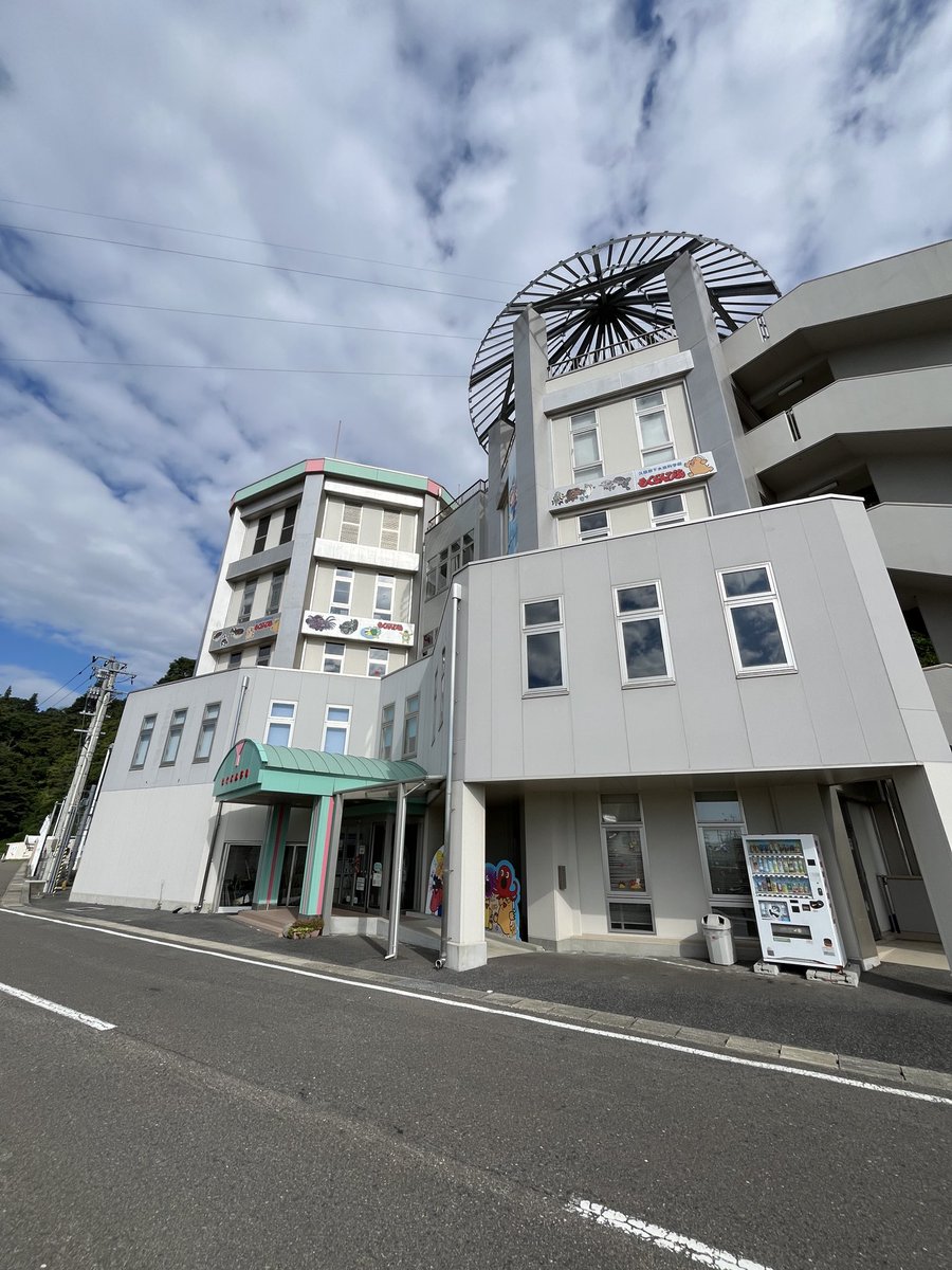 moguranpiaqua's tweet photo. 雲がバックにあると何か別の建物にみえる当館
本日も開館しています☺️ https://t.co/mXy7ZbFeIF