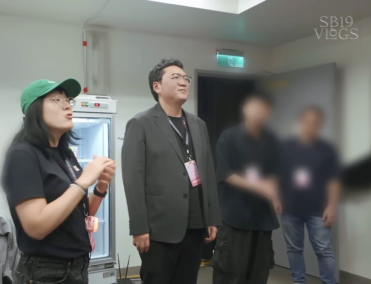 Pianoskye1's tweet photo. @yesitisprecious @dreamlikeJDD07 Mun Wansik, the executive producer of AAA also met them backstage during ACON 2025. https://t.co/ehiz5uOal9