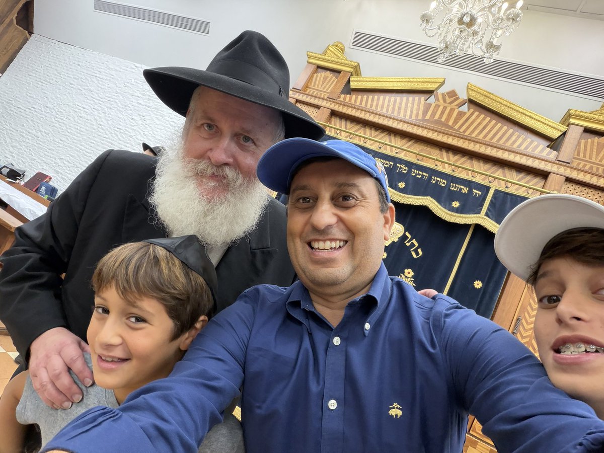 DAVIDPARENZO's tweet photo. Tutti gli ebrei del mondo, religiosi e non, conoscono questo luogo: una casa diventata famosa per la presenza di un grande Rabbino. Siamo al mitico 770 Eastern Parkway, Brooklyn, NY. 
Shalom Menachem Mendel Schneerson (1902-1994), ZL, meglio noto come il Rebbe di Lubavitch. Fu il settimo
Rebbe del movimento Chabad-Lubavitch 🇺🇸🇮🇱 NY❤️🍎