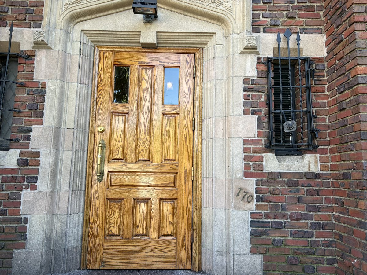 DAVIDPARENZO's tweet photo. Tutti gli ebrei del mondo, religiosi e non, conoscono questo luogo: una casa diventata famosa per la presenza di un grande Rabbino. Siamo al mitico 770 Eastern Parkway, Brooklyn, NY. 
Shalom Menachem Mendel Schneerson (1902-1994), ZL, meglio noto come il Rebbe di Lubavitch. Fu il settimo
Rebbe del movimento Chabad-Lubavitch 🇺🇸🇮🇱 NY❤️🍎