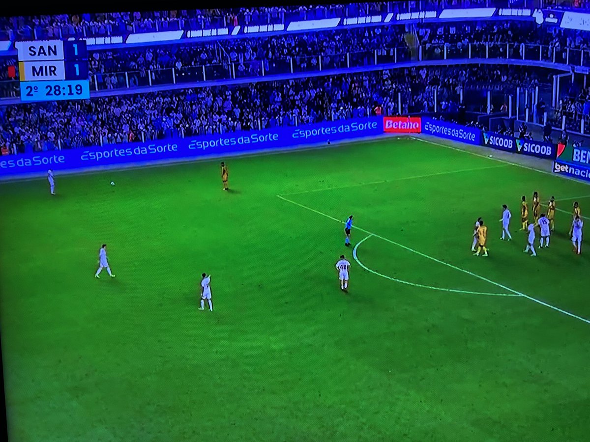 pereiratiago's tweet photo. Tá vendo onde o Neymar está batendo a falta? Num lance ali o VAR chamou para expulsar o jogador do Mirassol porque ele estaria “indo em direção ao gol”. Mas o Carrascal, contra o próprio Mirassol, foi apenas amarelo. O VAR “brinca” com o produto futebol da @CBF_Futebol https://t.co/WrVjqCYY3N