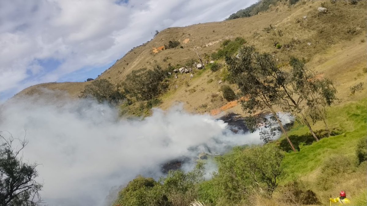 BluRadioCo's tweet photo. #Endesarrollo El incendio forestal en Bojacá, Cundinamarca, está controlado en un 80 %, según informó el gobernador Jorge Emilio Rey. En la zona trabajan 45 bomberos de siete municipios y 12 integrantes de la Defensa Civil. Por seguridad, continúa restringido un carril de la vía Mosquera-La Mesa mientras avanzan las labores de control.