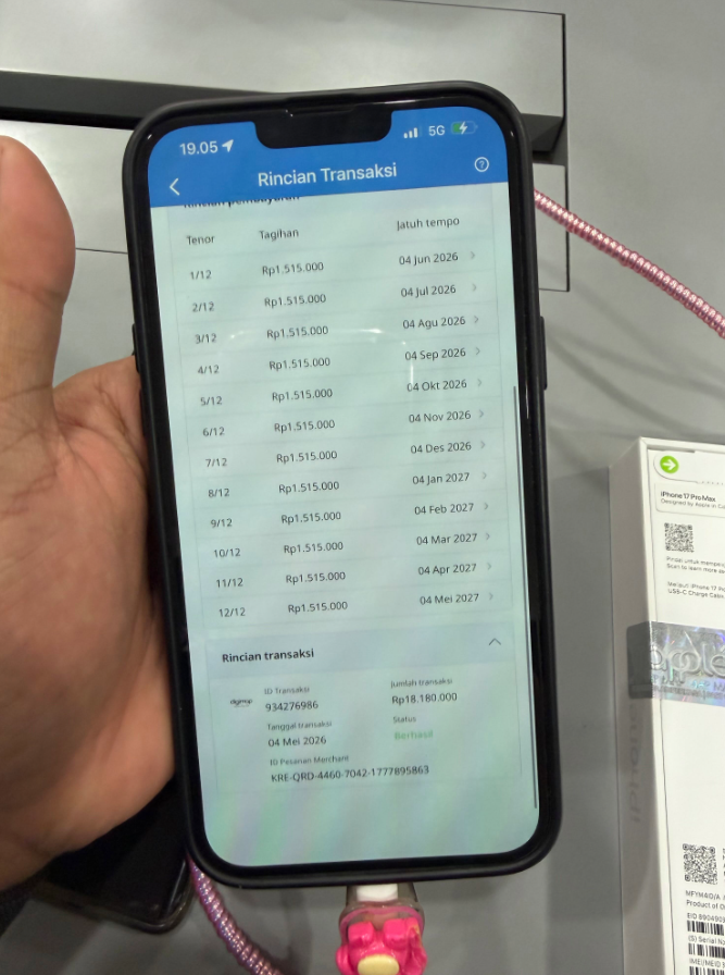 txtharihariWNI's tweet photo. Serius deh, gimana gak worth it coba 😭 Gokilll banget kan, harga iPhone 17 256 GB itu kan 18 juta. 
Terus aku coba cicilan pakai Kredivo, masa total selama 12 bulan cuma 18.180.000. 
Berarti lebihnya cuma 180 ribu selama setahun 😭 https://t.co/z7LS0YB5zT