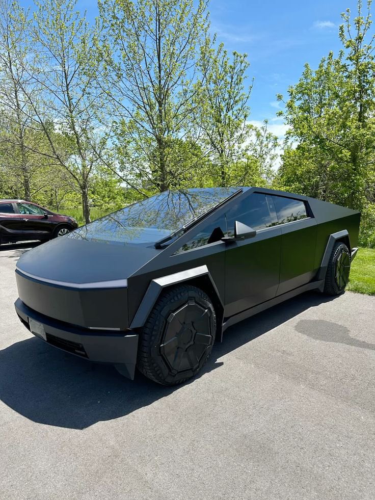 ElonInventorMul's tweet photo. Would you accept a Cybertruck as a gift?#tesla https://t.co/XOfvpcVauL