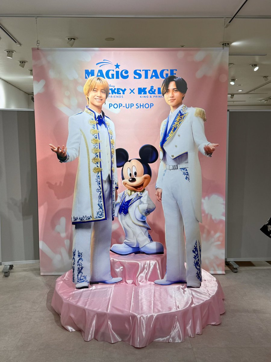 kinomi5656's tweet photo. Mickey &amp; Friends × King &amp; Prince
POP-UP SHOP「MAGIC STAGE」がフリー入場だったので買ってしまった🤭
ミッキー&amp;キンプリの2人は王子様オーラ健在でした✨

#ミッキーxキンプリ 
#ミッキー
#KingandPrince https://t.co/OCthD0hYeG
