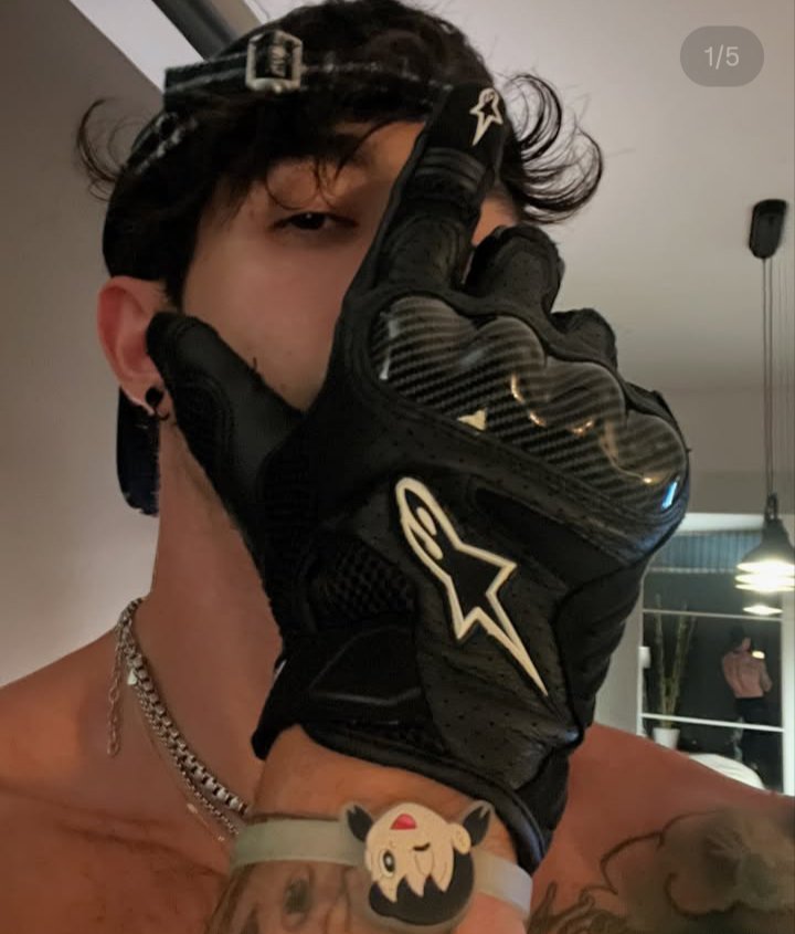 LukeBankSmith's tweet photo. Luke sin piedad alguna sugerencia a su pareja por el cuello, cortando el aire que respiraba a la par que la embestia como una bestia dejando las nalgas de la contraria rojas con solo el choque de sus pieles

— ¡TE DIJE QUE APRETARAS BIEN EL COÑO PARA VACIARME, INÚTIL TRAGA MECOS! https://t.co/9Zczb9YZWC