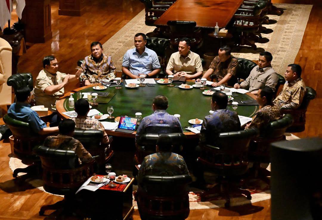 recehsjaa's tweet photo. Ni janggal banget. 
Rapat dihari minggu.
Bahas kebakaran hutan, tapi Men Hut kok gak diajak ya ? Padahal ini tupoksinya dia. https://t.co/v7wT3QXVsd