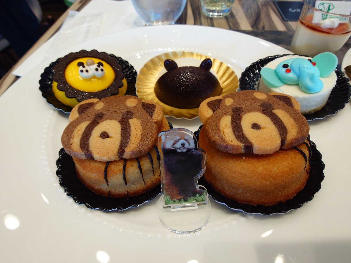 kuma_mayge's tweet photo. デジカメで撮った写真は写せてないから全部じゃないけど、安佐ズーのブッフェ行ってきました♪
絶対食べたかったプルちゃんのフィナンシェ🧡
かわいかった😍🧡
プルちゃんのアクスタとも撮ったし、最初に作ったちびプルちゃんアクスタも大活躍した✨✨
途中でプルちゃんフィナンシェと私撮ってないと https://t.co/oYxxKLbblq