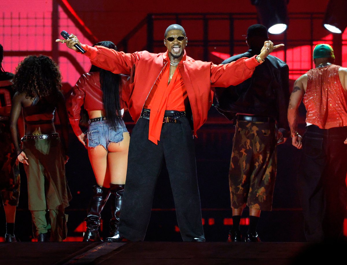 ComplexMusic's tweet photo. Usher and Chris Brown's co-headlining "The R&amp;B Tour" has officially crossed the $100 million mark in ticket sales, making it Usher's second career tour to achieve this massive milestone

📸:GETTY https://t.co/AvaythLhzp
