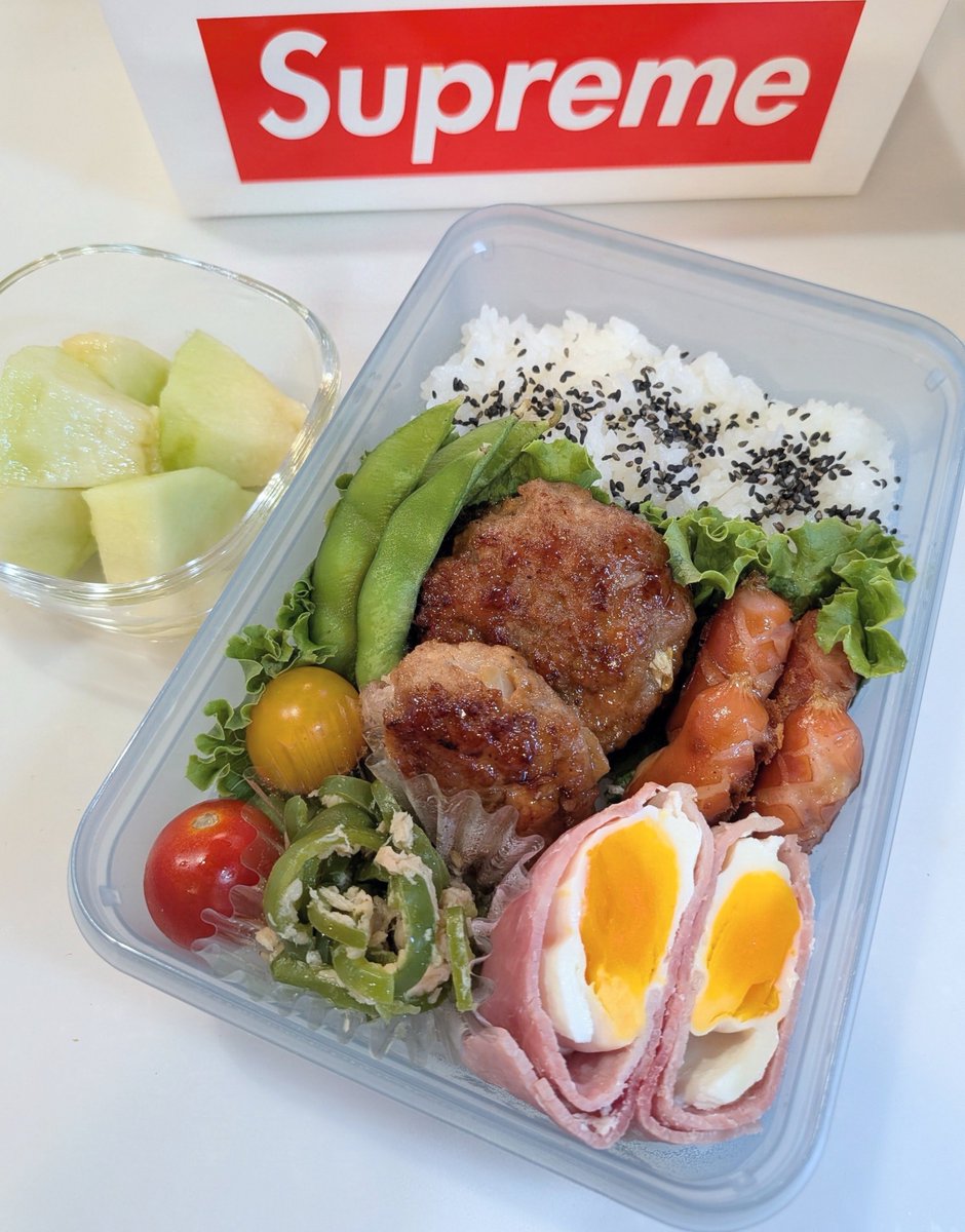 hiahna's tweet photo. ���日のお弁当🍱
豚ひき肉の照り焼き
チーズでるウインナー
枝豆
プチトマト
無限ピーマン
ハムエッグ
メロン🍈

今日も暑い🫠
33℃ですって！！🫠💦
明日の予報は34℃😰
暑すぎー(¯―¯٥)

#タッパー弁当
#高校生弁当
#今日のお弁当
#お弁当記録
#お弁当作り https://t.co/9CGcApMB87