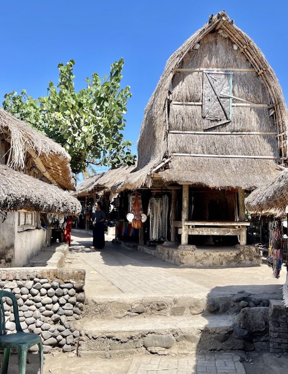 suryadelalu's tweet photo. Kenapa orang lebih mendahulukan bikin hestek #prayFORsade #prayFORlombok?
Ini kan kebakaran satu kampung adat untuk pariwisata.
Para pejabat tak usah latah soal begini. Lebih tepat malah kasih saran, agar segera dibangun ulang dan arsitektur tak tercemar modernisasi. Tangani warga yg sekitar 150 KK atau 320 jiwa terdampak. Tentu langkah awal adalah penampungan dan pembangunan kembali.
Desa Sade ini bukan desa administratif. Desanya sendiri bernama Desa Rembitan, yg satu kecamatan dengan lokasi sirkuit Mandalika, yakni Kecamatan Pujut. Desa Sade hanya semacam "dusun adat" seperti halnya Kampung Urug di Desa Kiarapandak, Kecamatan Sukajaya, Kab. Bogor. Disebut desa karena entitas tsb dianggap lebih dari sekedar dusun. Mewakili arsitektur rumah masa lalu tak berjendela dan berdinding bilik bambu, beratap alang2. Bahkan lantainya berbahan baku kotoran kerbau yg sedemikian kering dan licin seperti keramik. Mungkin pejabat tak bingung bikin bangunannya, tapi bagaimana membangun ulang lantai dari bahan dasar yg sama?๐๐