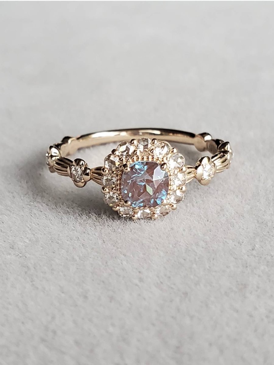 idea_jewelry's tweet photo. アンティークな雰囲気が可愛い、ROCA取り巻きリング。
繊細なディテールと、華やかな取り巻きが魅力のリング💍
一点もののような特別感を、ぜひお手元で✨
オンラインショップにて販売中です。 https://t.co/0XyNsdaPi2