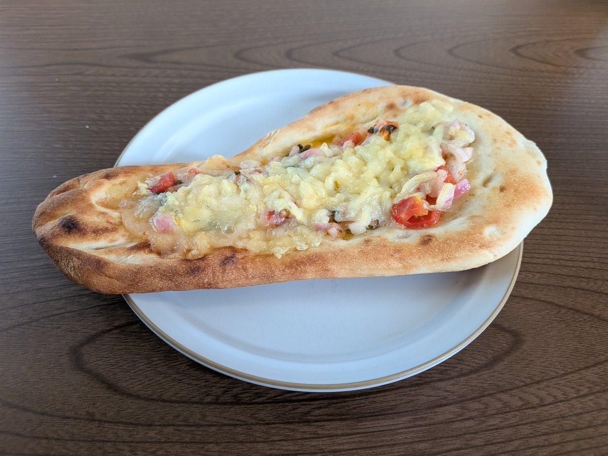 snosan_rav's tweet photo. 朝ごはん🥐(*´ω｀*)
一昨日仕込んだトマトとバジルと玉ねぎのオイルビネガー漬けを
ナンピザにした🍕 https://t.co/YjY7OM5yvD