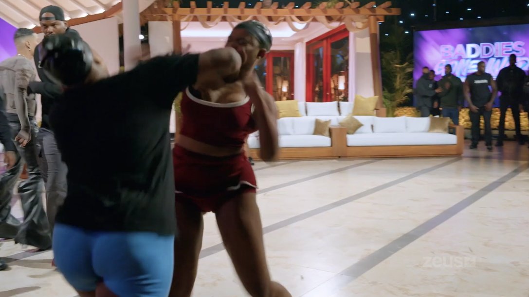 S3sDoll's tweet photo. i cant lie.. lauren lost. becky ate but still not giving her 10s. #BaddiesGoneWild2 https://t.co/pp8JxxAECU