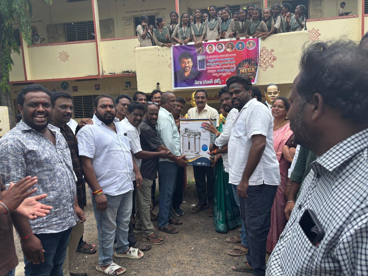 RAKESHATTILI's tweet photo. Mega Celebrations 🎉❤️
Celebrating Megastar Chiranjeevi Garu’s Birthday with immense love and energy in Tanuku&amp;Attili❤️‍🔥
@MYFOffl @MegaStaroffl @sushkonidela @KChiruTweets
@bobby_yedida @sivacherry9
#RAKESHGUDAPATI
#MegastarChiranjeevi #Chirudhaha #Tanuku  #MegaCelebrations https://t.co/AMj9q0Fg6H