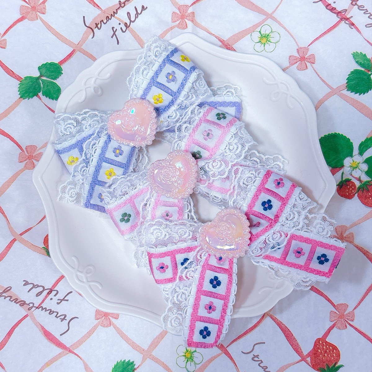 Spring_hascome_'s tweet photo. 🆕ツルツルキラキラ✨キャンディヘアクリップ🍬
🆕お花のリボンと薔薇のハートのヘアクリップ♡レースも薔薇です🌹
おひとつ¥700でのご用意です！

🎀参加イベント
COMIC CITY VEGA 2026／arteVarie 141
8月30日(日)10:30〜15:00
東京ビッグサイト東2ホールD03
#arteVarie141 https://t.co/mY8Qv2zx9g