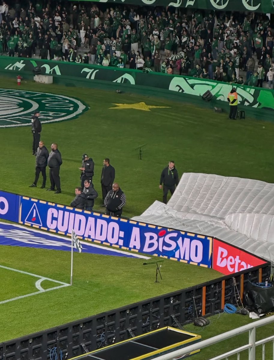 sacoritiba's tweet photo. A propaganda da Bis onde o Jacy caiu https://t.co/H20ypQBzMz