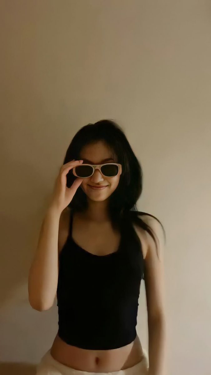 tzefila's tweet photo. Memanfaatkan kamar cakep ini dengan pose cekrek sana sini. Happy monday 😎 https://t.co/10K7ha73KR