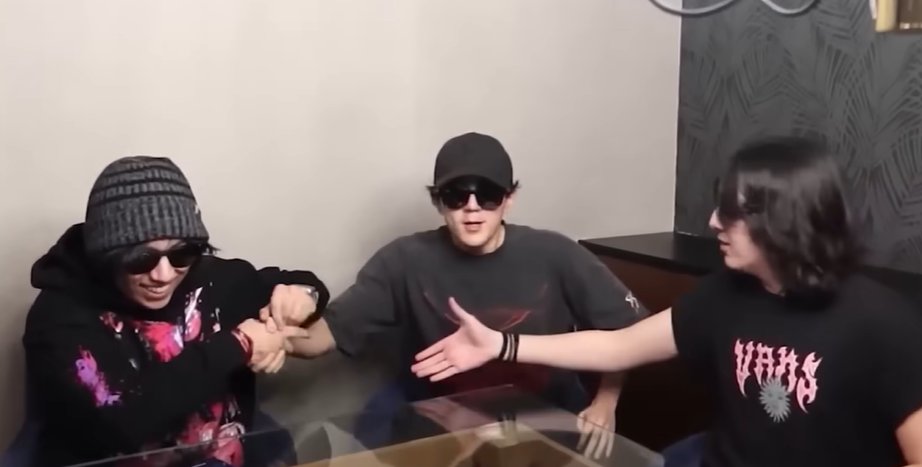 melle_fag's tweet photo. para isso aqui é o scott, o keller e o tiba em outro universo https://t.co/HLI7jt9wg7
