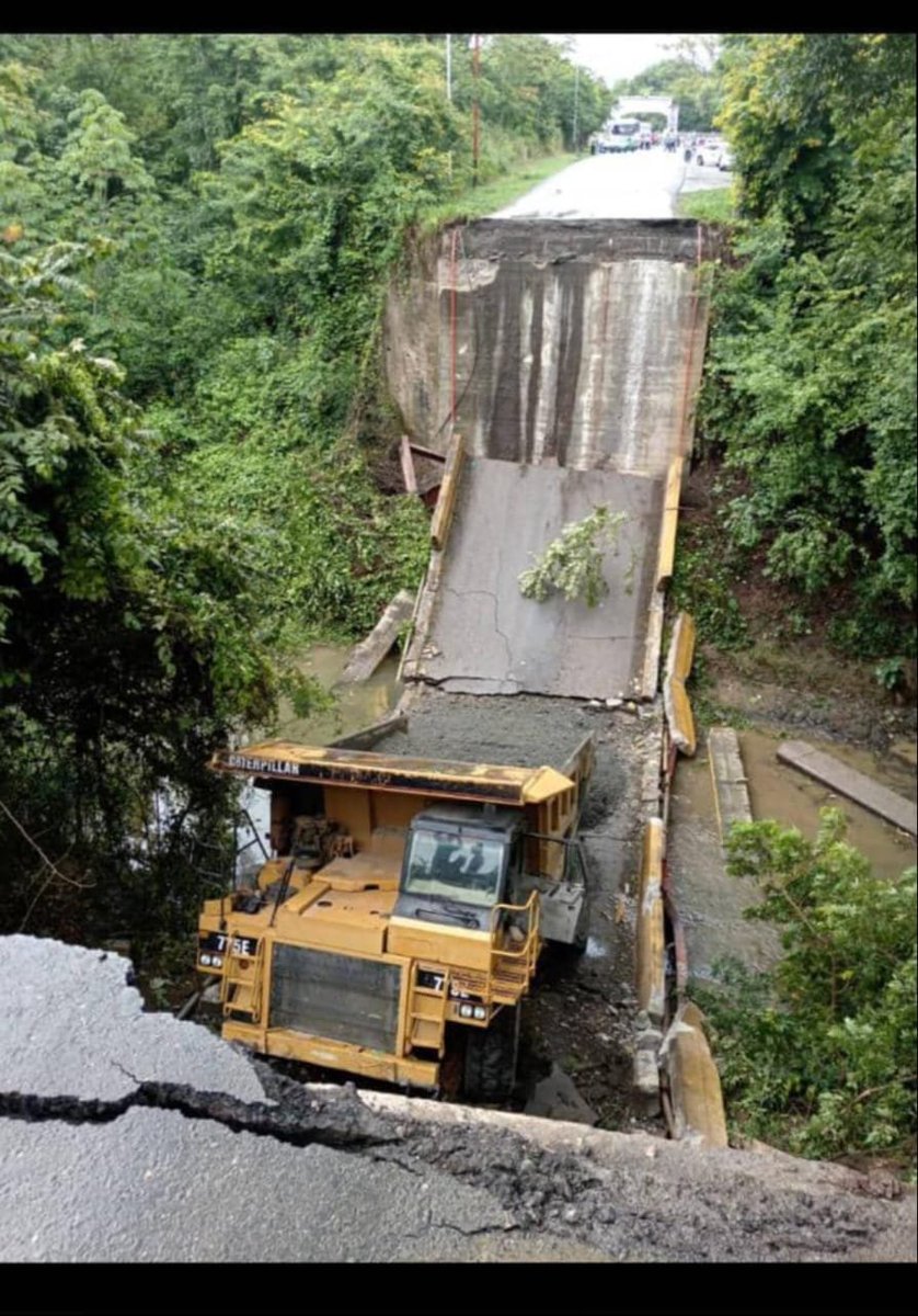 MundarayZair's tweet photo. #RESPONSABILIDAD La improvisada empresa estatal de rocas y cemento de Aragua pretendió pasar un camión de canteras (no autorizado para uso por carreteras nacionales), por el puente que conduce a San Sebastián de los Reyes. La comunidad ha quedado incomunicada por la irresponsabilidad de los operadores y de la empresa. Quien debe reparar el daño? Pareciera que la empresa está obligada a pagar por este exabrupto.
