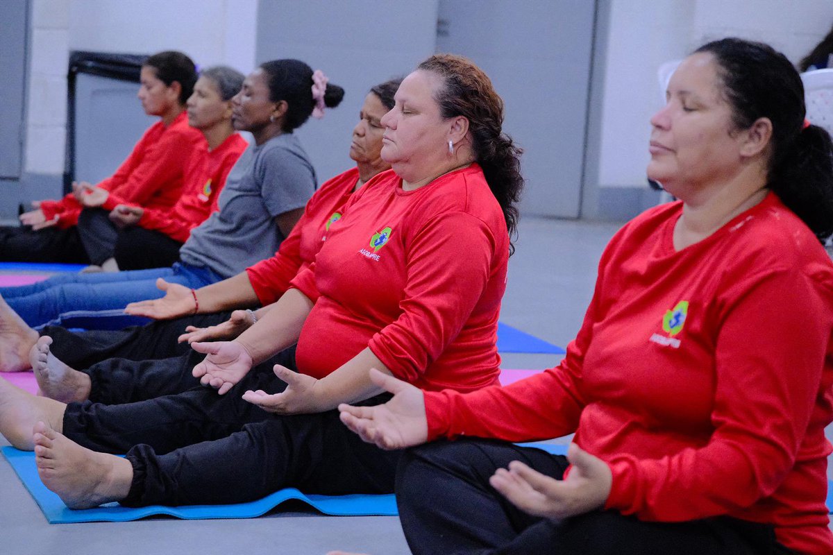 alcaldiabquilla's tweet photo. Junto a #CHATlemos, y bajo la estrategia ‘Cuidarme’, compartimos con 50 mujeres recicladoras una jornada de yoga, respiración consciente, manejo de emociones y autocuidado.

Un momento para hacer una pausa, escucharse y recordar que su bienestar también es una prioridad. 🙌🏼 https://t.co/iCHfq4WK1n
