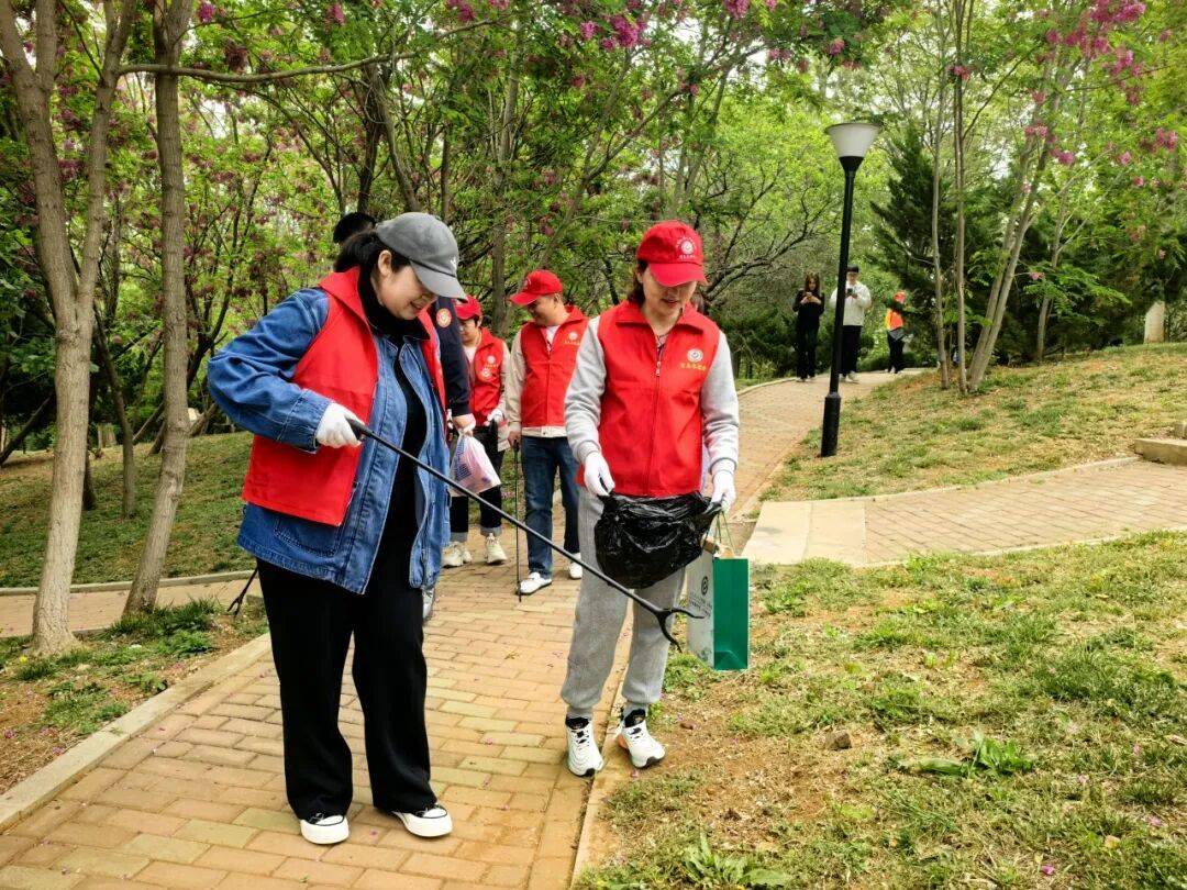 eyomeeenn's tweet photo. Join our neighborhood street clean-up this Saturday 9AM at Oak Park! Bring gloves u0026 bags for a fun way to spruce up our community—all ages welcome! https://t.co/y8ejvr75cE