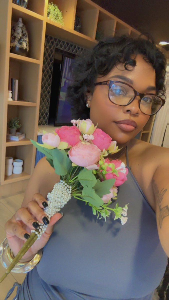 _keelolo's tweet photo. I got that bouquet lol https://t.co/phFjzPXI2s