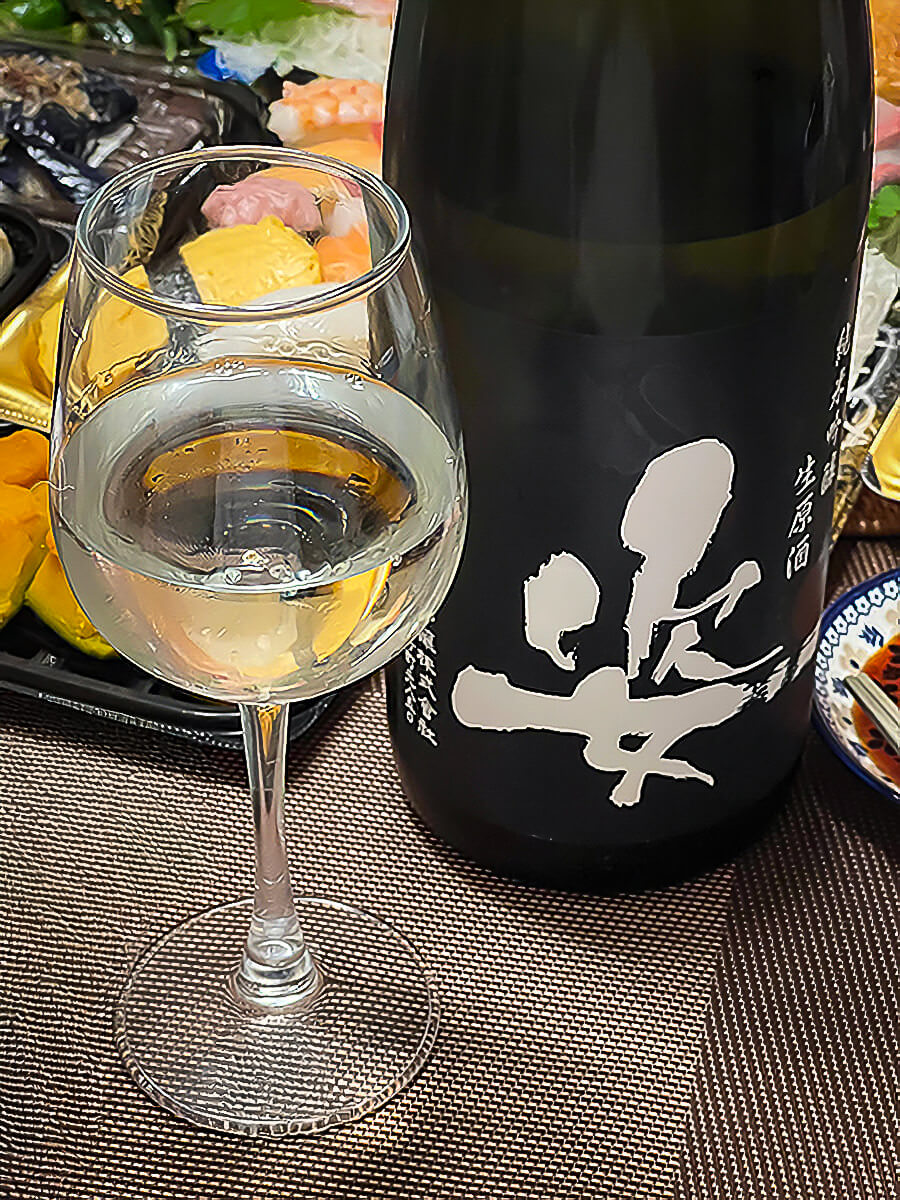 JrefSake's tweet photo. Sugata Junmai Ginjō Black Impact Nama Genshu is a distinctive release from Iinuma Meijō in Tochigi. Fruity and rounded, with pineapple, spice and unusual resinous notes, a velvety texture and a clean finish. https://t.co/h02Bzg9QLt https://t.co/ZFX94IBsJA