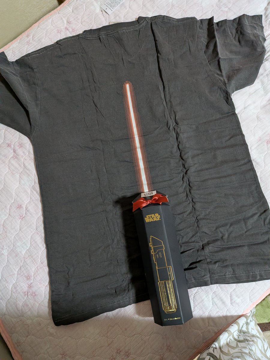 Myaraku's tweet photo. 昨年末に東京駅のアンテナショップで購入したままになってたライトセーバーの箱。
開けると中から刀身柄のTシャツ！✨
今日はこれ着て出掛けよ～😊

May the force be with you！ https://t.co/TW6aWsD8un